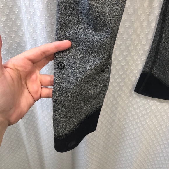 LULULEMON • Devi yoga crop SIZE 4 - Picture 3 of 5